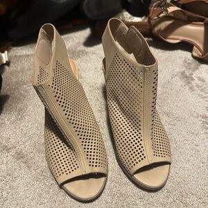 Beige 7.5 pumps